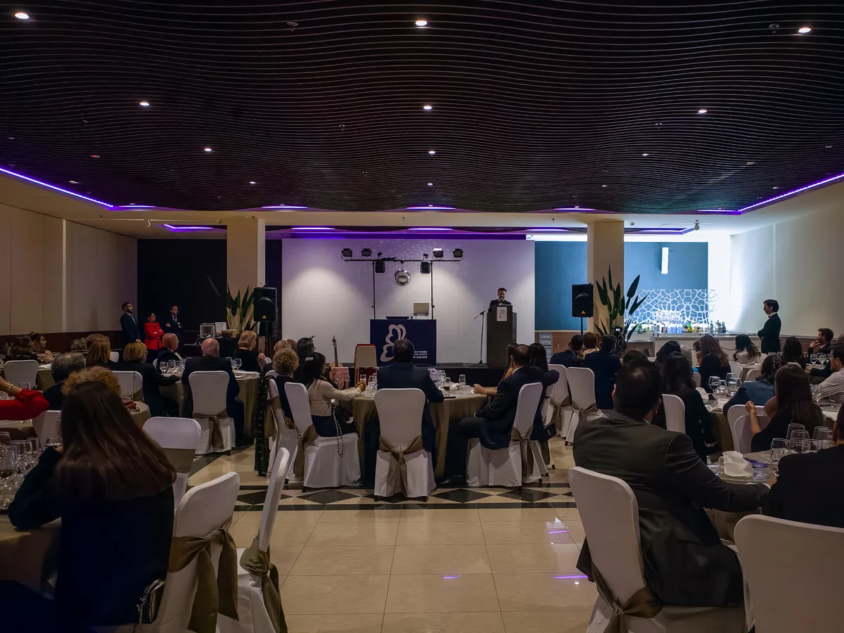 Los comensales en sus mesas durante la cena de gala, con la sala llena