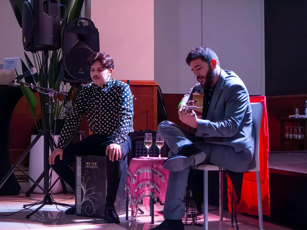 Dos músicos de flamenco, con guitarra y cajón, actuando en directo